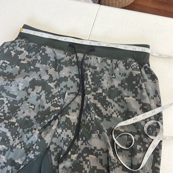 Lululemon Men's T.H.E. Short 9" Athletic Lined Micro Camo Print Sz L - Picture 6 of 10